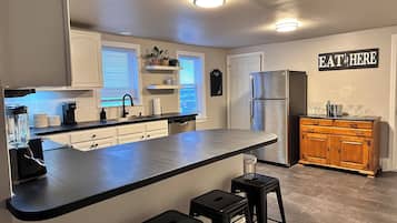 Refrigerador, microondas, horno, placa de cocina