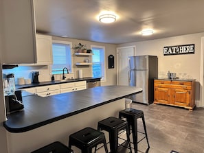 冷蔵庫、電子レンジ、オーブン、コンロ