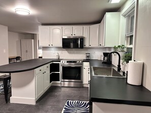 Een koelkast, een magnetron, een oven, een kookplaat