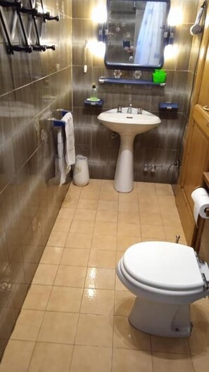 أحواض استحمام وحجيرات دش منفصلة، مستلزمات مجانية للعناية الشخصية