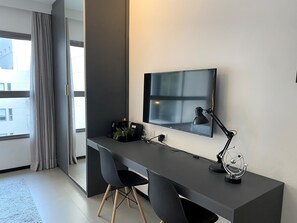 Apartemen | Tirai kedap cahaya, setrika/meja setrika, dan Wi-Fi gratis