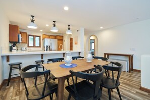 Dining - 13/46 Fully Remodeled - Street level -2bd/2bath with 6 passenger Golf Cart (Avalon)