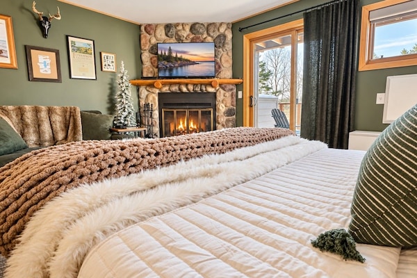 Cozy Queen Bed Studio with Wood Burning Fireplace