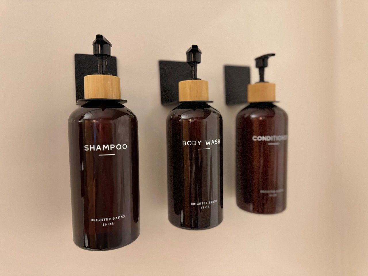 Trois bouteilles de produits d’hygiène personnelle de la marque Brightner Barns.