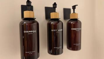 Trois bouteilles de produits d’hygiène personnelle de la marque Brightner Barns.
