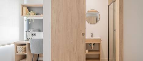 Escritorio, espacio para trabajar con laptop y wifi gratis