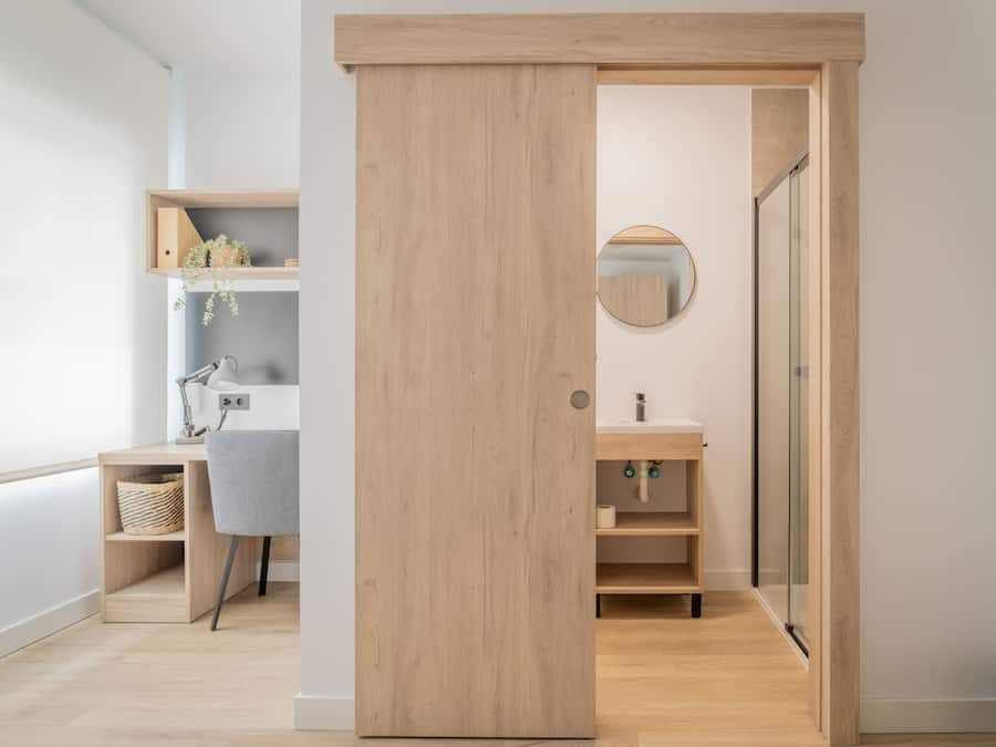 Eenvoudige kamer | Een bureau, een laptopwerkplek, gratis wifi