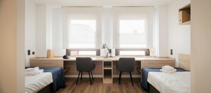 Kamar Double Basic | Meja kerja, ruang kerja ramah laptop, dan Wi-Fi gratis