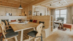 Living area - Almrausch Lech Apartments (Lech am Arlberg)