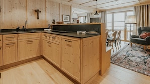 Private kitchen - Almrausch Lech Apartments (Lech am Arlberg)