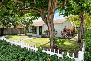 Property grounds - Delray Beach Home-3 Blocks to Atlantic Ave! (Delray Beach)
