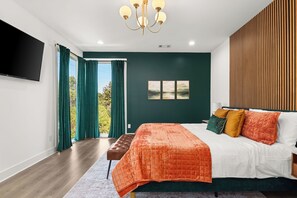 3 bedrooms, desk, iron/ironing board, travel crib - Hot tub, pool table, roof deck with city view - NO BUNKS (Nashville)