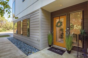 Exterior detail - Hot tub, pool table, roof deck with city view - NO BUNKS (Nashville)