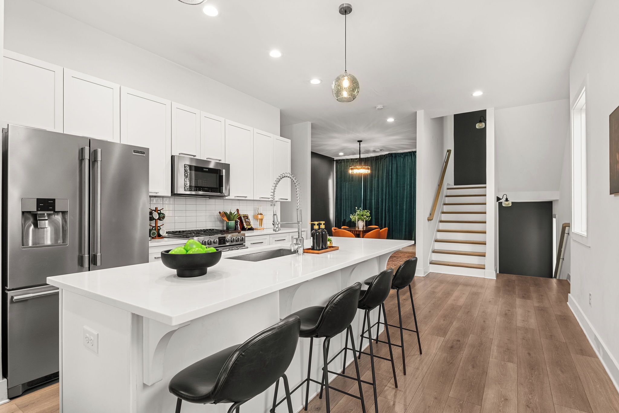 Geladeira, micro-ondas, fogão, cooktop