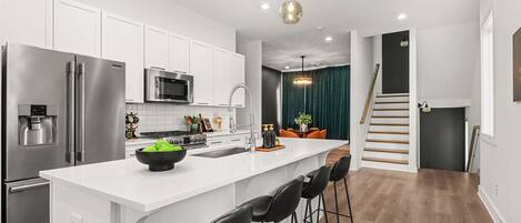 Geladeira, micro-ondas, fogão, cooktop