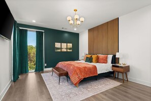 3 bedrooms, desk, iron/ironing board, travel cot - Hot tub, pool table, roof deck with city view - NO BUNKS (Nashville)