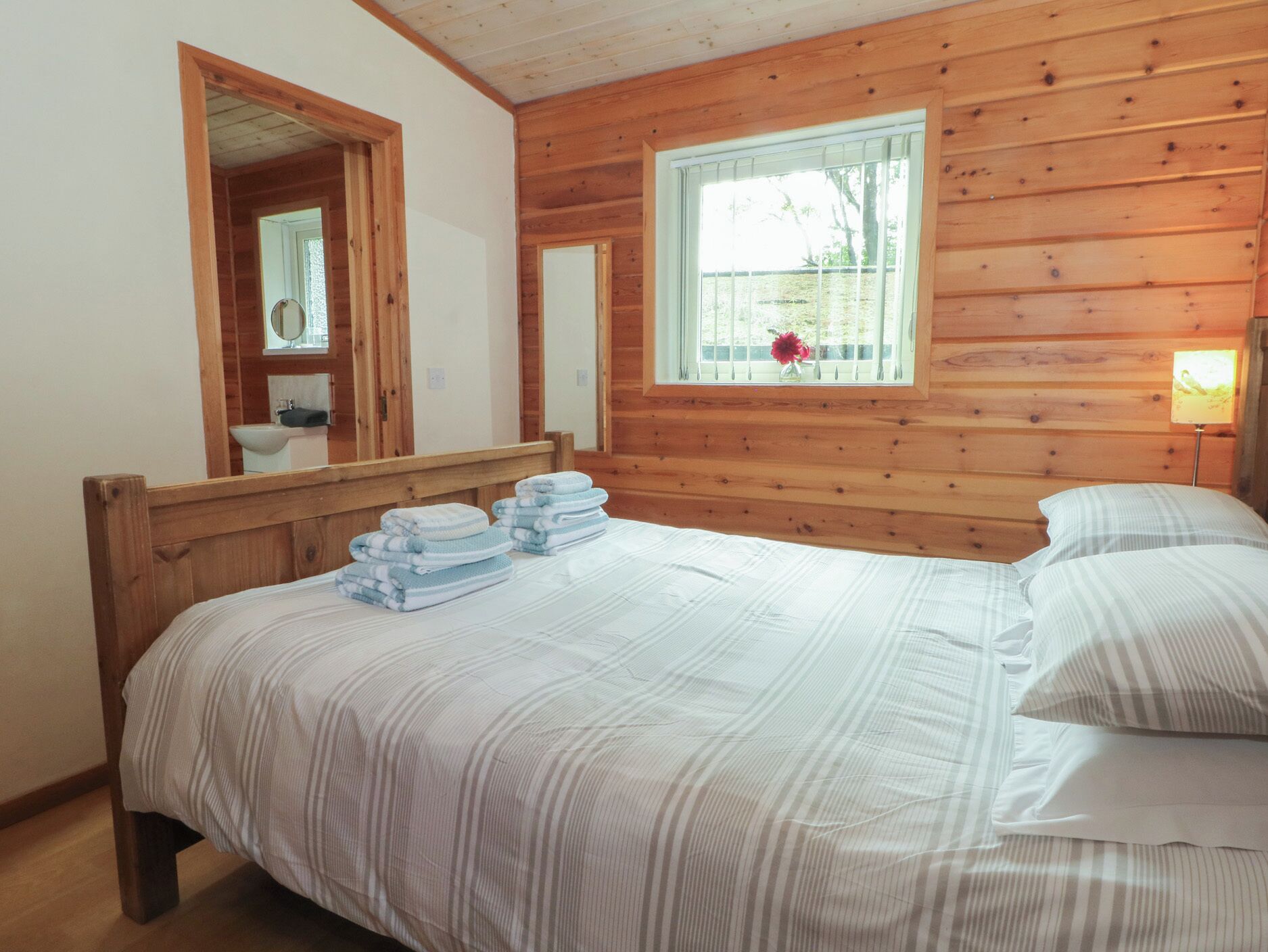 2 dormitoris, decoració individual i mobiliari individual 