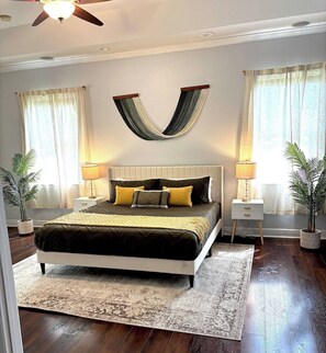 Fer et planche à repasser, lit parapluie, Wi-Fi gratuit, draps fournis