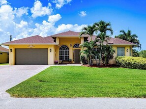 Exterior - Palm Paradise - 5 BR Family Pool Retreat (Port St. Lucie)