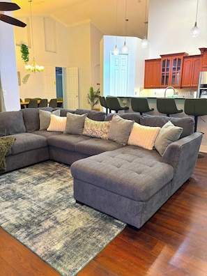 Smart TV, video games - Palm Paradise - 5 BR Family Pool Retreat (Port St. Lucie)