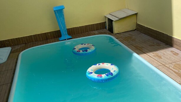 A swimming pool with two inflatable rings. - Cozy house near the beach (Barra dos Coqueiros)