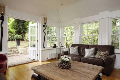 Prospect House: Elegant Georgian 4BR Home Durnham