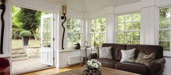 Prospect House: Elegant Georgian 4BR Home Durnham