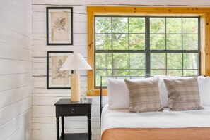 4 bedrooms, iron/ironing board, free WiFi, bed sheets - NEW LISTING SPECIAL-Mountain Escape Near It All sleeps 8 with 4 bedrooms! (Sevierville)