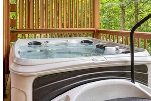 Outdoor spa tub - NEW LISTING SPECIAL-Mountain Escape Near It All sleeps 8 with 4 bedrooms! (Sevierville)