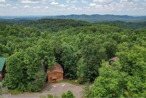 Exterior - NEW LISTING SPECIAL-Mountain Escape Near It All sleeps 8 with 4 bedrooms! (Sevierville)