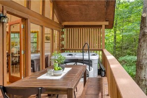 Outdoor dining - NEW LISTING SPECIAL-Mountain Escape Near It All sleeps 8 with 4 bedrooms! (Sevierville)