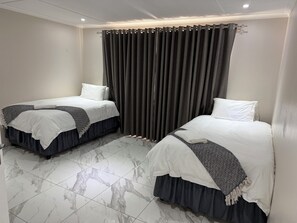 Tabla de planchar con plancha, wifi y ropa de cama 