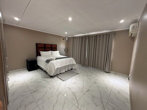 Iron/ironing board, WiFi, bed sheets - Superb 3-bedroom house in quaint Winterstrand for relaxing stays (Winterstrand)