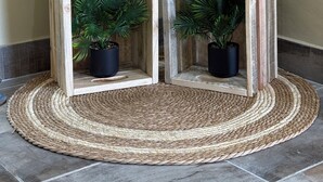 Un présentoir d’angle avec trois boîtes en bois, chacune contenant une plante en pot.