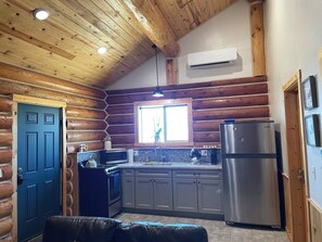 Fridge, microwave, oven, stovetop - Cozy 1-bedroom cabin 1/2mile from Grangeville (Grangeville)