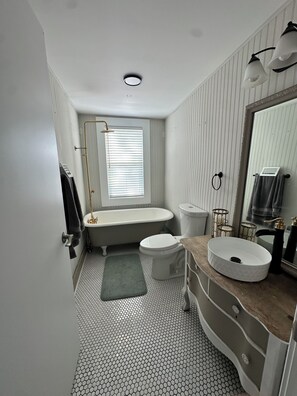 Shower, towels, soap, toilet paper - Walk Everywhere! 1910 Historic Home Near Coffee, Beaches & Sponge Docks (Tarpon Springs)