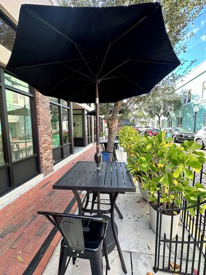 Outdoor dining - Walk Everywhere! 1910 Historic Home Near Coffee, Beaches & Sponge Docks (Tarpon Springs)
