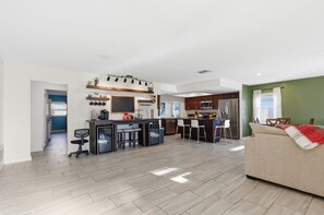 Interior - Venetian Escape • Gameroom, Private Patio & Grill (St. Petersburg)
