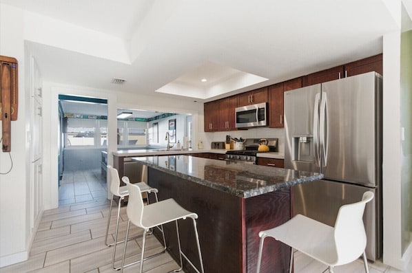 Fridge, microwave, oven, stovetop - Venetian Escape • Gameroom, Private Patio & Grill (St. Petersburg)