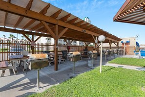 Outdoor dining - Island Retreat with Sparkling Pool (South Padre Island)
