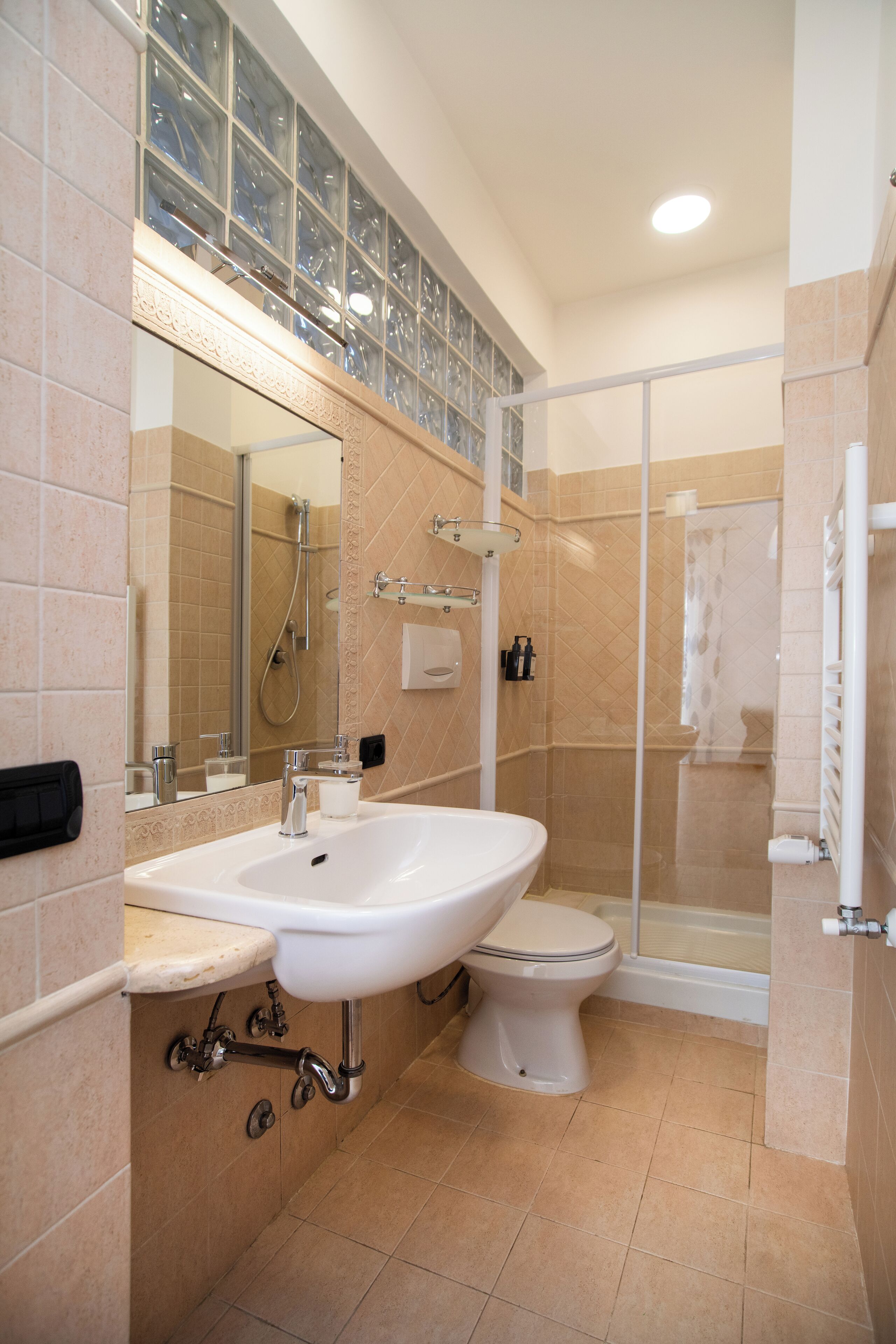 Doccia, asciugacapelli, bidet, asciugamani