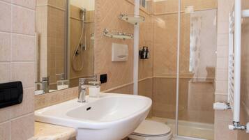 Doccia, asciugacapelli, bidet, asciugamani