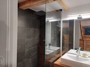 Dusche, Haartrockner, Handtücher, Toilettenpapier
