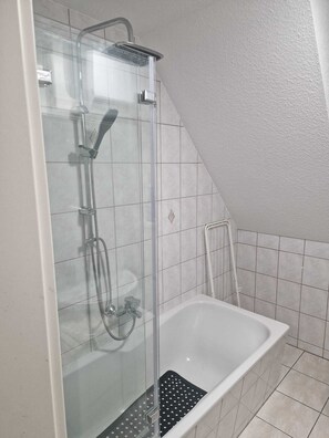 Haartrockner, Handtücher, Seife, Toilettenpapier