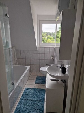 Sèche-cheveux, serviettes fournies, savon, papier toilette