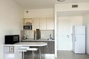 Wasserkocher mit Kaffee-/Teezubehör, Kühlschrank, Mikrowelle, Ofen