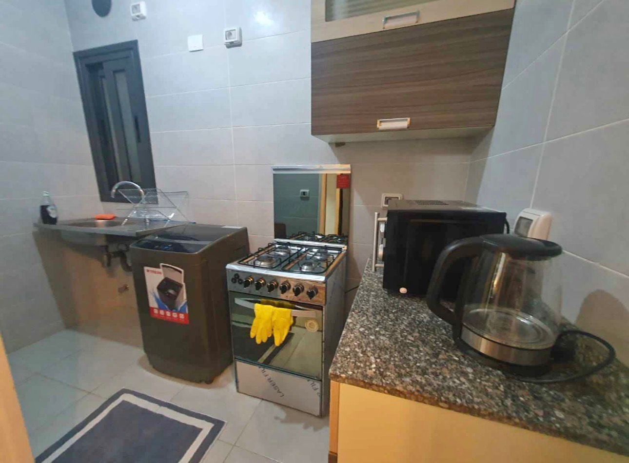 Superior House | Dapur peribadi | Peti sejuk/penyejuk beku saiz penuh, ketuhar gelombang mikro, ketuhar 