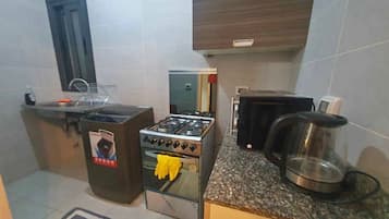 Superior House | Dapur peribadi | Peti sejuk/penyejuk beku saiz penuh, ketuhar gelombang mikro, ketuhar