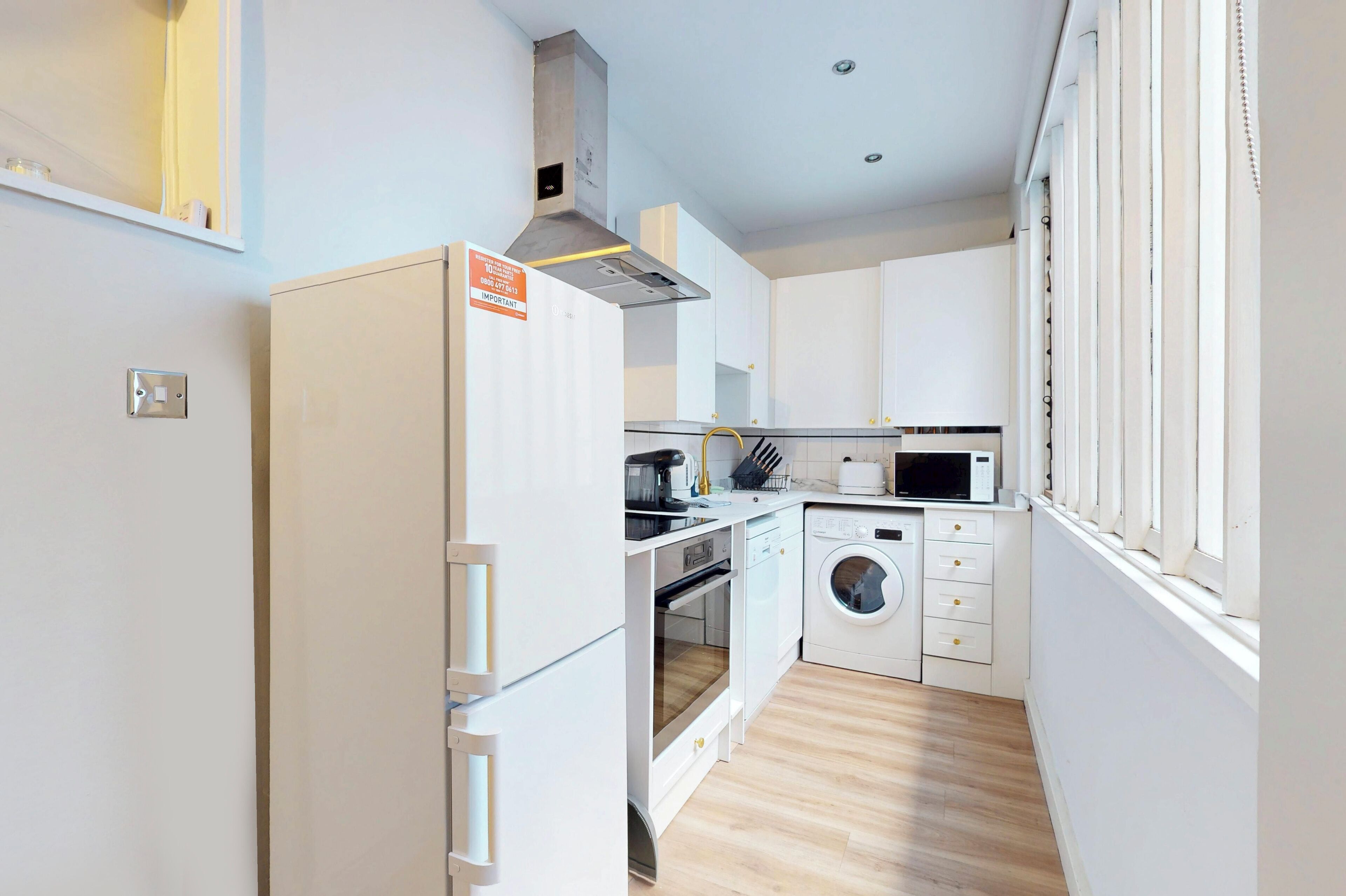 Frigorifero, microonde, forno, piano cottura