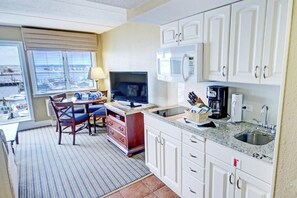 Fridge, microwave, oven, stovetop - Experience New England at Its Best: A Nautical Retreat to Remember (Newport)
